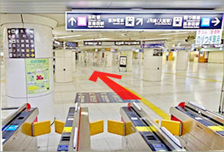 南改札を出て直進します